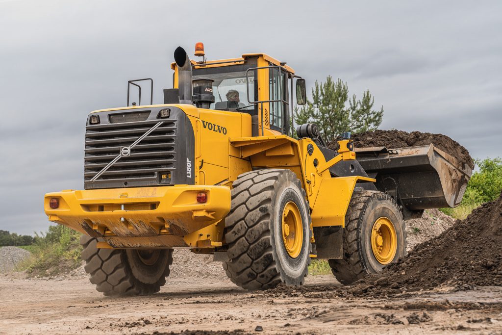 Volvo Radlader L180F beim Verladen von Erde auf einer Baustelle